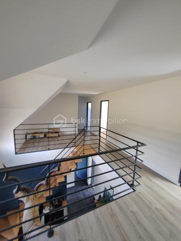 A 10 kms du Touquet maison individuelle de 200 M2 habitable semi plain-pied, érigé sur 1500 M2 de terrain cloturé d'un grillage et d'une haie, maison en retrait de rue dans quartier calme.
Au RDC entrée cathédrale, cuisine équipée ouverte avec plan de travail donnant sur le salon de 50 M2, suite parentale avec salle d'eau douche à l'italienne, une buanderie, wc séparé.
1er étage: mezzanine pouvant accueillir 2 bureaux séparés ou autre, 4 chambres, 1 salle d'eau douche italienne, 1 WC.
RDC: chauffage par le sol, à l'étage radiateur électrique.
Garage 1 voiture, large parking en gravier devant la maison.