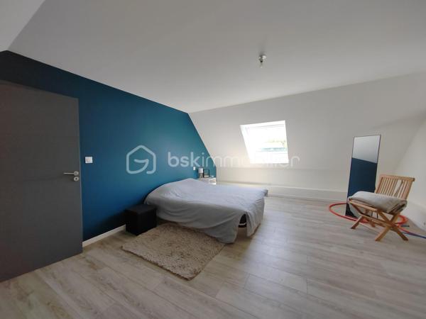 A 10 kms du Touquet maison individuelle de 200 M2 habitable semi plain-pied, érigé sur 1500 M2 de terrain cloturé d'un grillage et d'une haie, maison en retrait de rue dans quartier calme.
Au RDC entrée cathédrale, cuisine équipée ouverte avec plan de travail donnant sur le salon de 50 M2, suite parentale avec salle d'eau douche à l'italienne, une buanderie, wc séparé.
1er étage: mezzanine pouvant accueillir 2 bureaux séparés ou autre, 4 chambres, 1 salle d'eau douche italienne, 1 WC.
RDC: chauffage par le sol, à l'étage radiateur électrique.
Garage 1 voiture, large parking en gravier devant la maison.