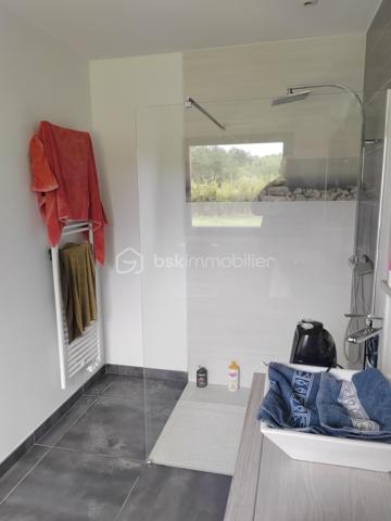 A 10 kms du Touquet maison individuelle de 200 M2 habitable semi plain-pied, érigé sur 1500 M2 de terrain cloturé d'un grillage et d'une haie, maison en retrait de rue dans quartier calme.
Au RDC entrée cathédrale, cuisine équipée ouverte avec plan de travail donnant sur le salon de 50 M2, suite parentale avec salle d'eau douche à l'italienne, une buanderie, wc séparé.
1er étage: mezzanine pouvant accueillir 2 bureaux séparés ou autre, 4 chambres, 1 salle d'eau douche italienne, 1 WC.
RDC: chauffage par le sol, à l'étage radiateur électrique.
Garage 1 voiture, large parking en gravier devant la maison.
