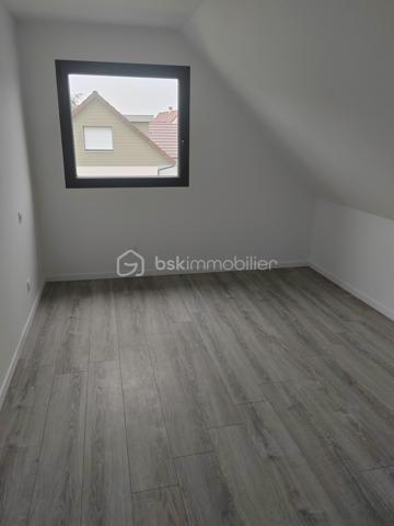 A 10 kms du Touquet maison individuelle de 200 M2 habitable semi plain-pied, érigé sur 1500 M2 de terrain cloturé d'un grillage et d'une haie, maison en retrait de rue dans quartier calme.
Au RDC entrée cathédrale, cuisine équipée ouverte avec plan de travail donnant sur le salon de 50 M2, suite parentale avec salle d'eau douche à l'italienne, une buanderie, wc séparé.
1er étage: mezzanine pouvant accueillir 2 bureaux séparés ou autre, 4 chambres, 1 salle d'eau douche italienne, 1 WC.
RDC: chauffage par le sol, à l'étage radiateur électrique.
Garage 1 voiture, large parking en gravier devant la maison.
