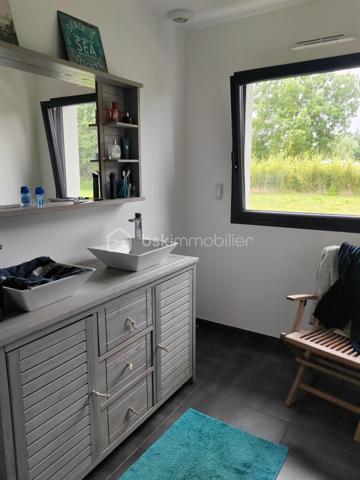 A 10 kms du Touquet maison individuelle de 200 M2 habitable semi plain-pied, érigé sur 1500 M2 de terrain cloturé d'un grillage et d'une haie, maison en retrait de rue dans quartier calme.
Au RDC entrée cathédrale, cuisine équipée ouverte avec plan de travail donnant sur le salon de 50 M2, suite parentale avec salle d'eau douche à l'italienne, une buanderie, wc séparé.
1er étage: mezzanine pouvant accueillir 2 bureaux séparés ou autre, 4 chambres, 1 salle d'eau douche italienne, 1 WC.
RDC: chauffage par le sol, à l'étage radiateur électrique.
Garage 1 voiture, large parking en gravier devant la maison.