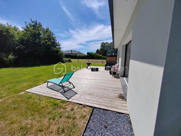 A 10 kms du Touquet maison individuelle de 200 M2 habitable semi plain-pied, érigé sur 1500 M2 de terrain cloturé d'un grillage et d'une haie, maison en retrait de rue dans quartier calme.
Au RDC entrée cathédrale, cuisine équipée ouverte avec plan de travail donnant sur le salon de 50 M2, suite parentale avec salle d'eau douche à l'italienne, une buanderie, wc séparé.
1er étage: mezzanine pouvant accueillir 2 bureaux séparés ou autre, 4 chambres, 1 salle d'eau douche italienne, 1 WC.
RDC: chauffage par le sol, à l'étage radiateur électrique.
Garage 1 voiture, large parking en gravier devant la maison.