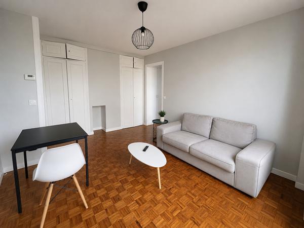 F2 MEUBLE PROCHE GARE Loyer 950 €/mois charges comprises **  - Référence  2090