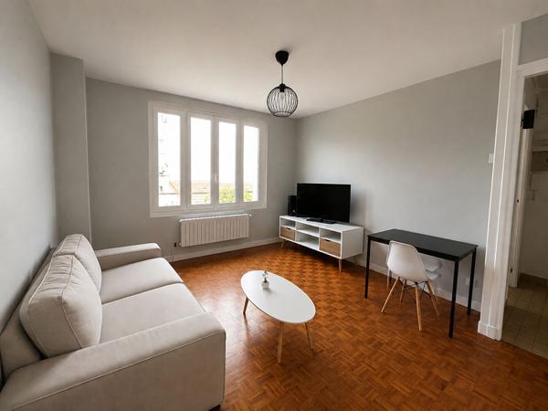 F2 MEUBLE PROCHE GARE Loyer 950 €/mois charges comprises **  - Référence  2090