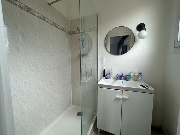 F2 MEUBLE PROCHE GARE Loyer 950 €/mois charges comprises **  - Référence  2090