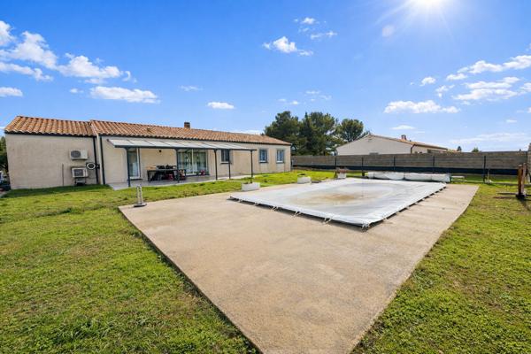 Proche CARCASSONNE, Maison de plain pied avec piscine et jardin