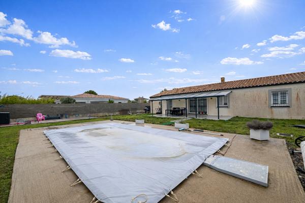Proche CARCASSONNE, Maison de plain pied avec piscine et jardin
