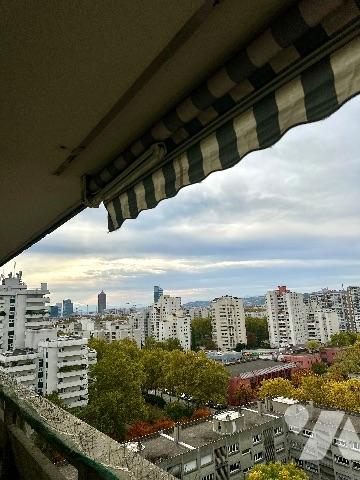 A VILLEURBANNE, secteur CONDORCET Grand Appartement T4 avec garage fermé et cave. Sécurisé.