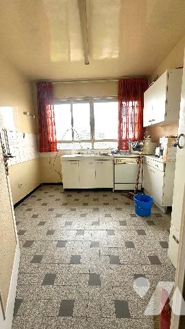 A VILLEURBANNE, secteur CONDORCET Grand Appartement T4 avec garage fermé et cave. Sécurisé.