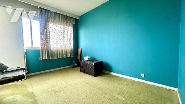 A VILLEURBANNE, secteur CONDORCET Grand Appartement T4 avec garage fermé et cave. Sécurisé.