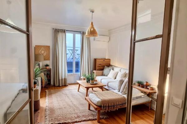 A 2 PAS DES CHAMPS ELYSEES APPARTEMENT T1 AVEC TERRASSE DE 18m2