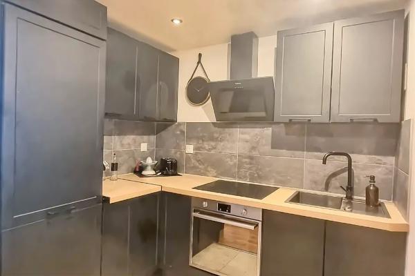 A 2 PAS DES CHAMPS ELYSEES APPARTEMENT T1 AVEC TERRASSE DE 18m2