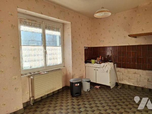 Maison à usage d'habitation, comprenant :
- au rez de chaussée : entrée, cuisine, salle à mang...