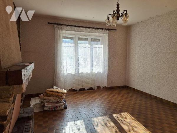 Maison à usage d'habitation, comprenant :
- au rez de chaussée : entrée, cuisine, salle à mang...