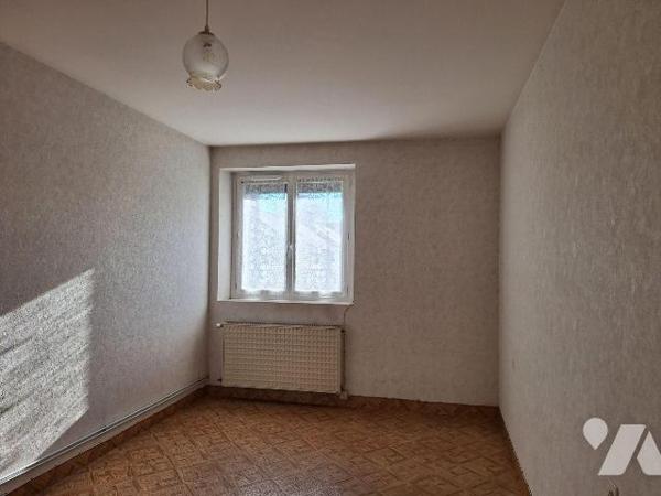 Maison à usage d'habitation, comprenant :
- au rez de chaussée : entrée, cuisine, salle à mang...