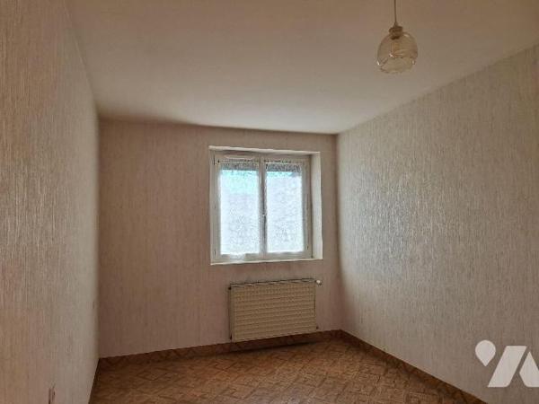 Maison à usage d'habitation, comprenant :
- au rez de chaussée : entrée, cuisine, salle à mang...