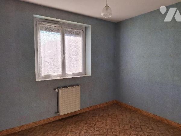 Maison à usage d'habitation, comprenant :
- au rez de chaussée : entrée, cuisine, salle à mang...