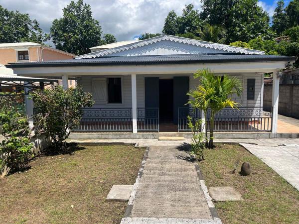 Jolie villa T5 plus combles sur 900 m² de terrain arboré