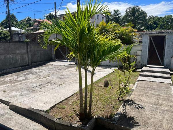 Jolie villa T5 plus combles sur 900 m² de terrain arboré