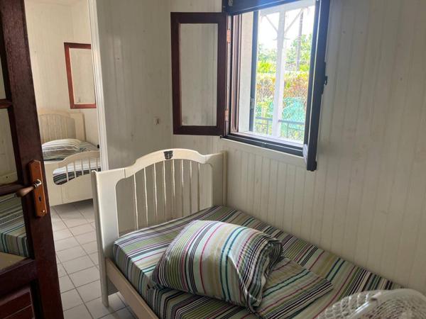 Jolie villa T5 plus combles sur 900 m² de terrain arboré