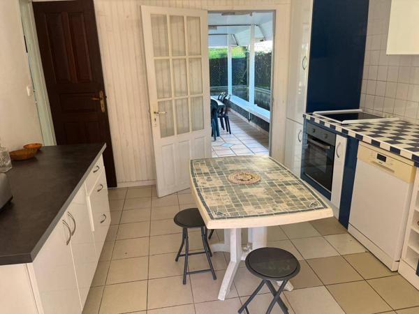 Jolie villa T5 plus combles sur 900 m² de terrain arboré