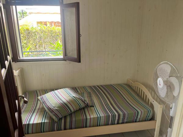 Jolie villa T5 plus combles sur 900 m² de terrain arboré