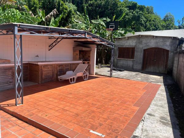 Jolie villa T5 plus combles sur 900 m² de terrain arboré
