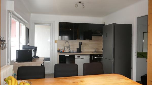 FAVERGES. APPARTEMENT 4 PIECES AVEC CAVE ET PLACES DE PARKING