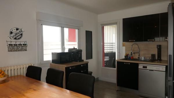 FAVERGES. APPARTEMENT 4 PIECES AVEC CAVE ET PLACES DE PARKING