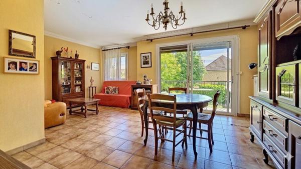 Maison à rénover- 90m²- terrain 835 m² avec garage.
