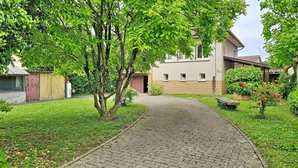 Maison à rénover- 90m²- terrain 835 m² avec garage.