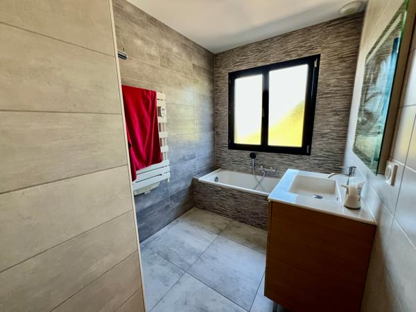 SAINT-ESTEVE VILLA (RE 2020) 158 M2 T5, 4 faces avec Piscine