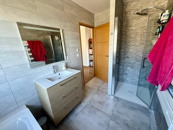 SAINT-ESTEVE VILLA (RE 2020) 158 M2 T5, 4 faces avec Piscine