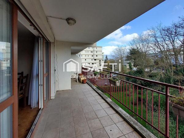 Appartement T3 proche centre-ville avec terrasses, cave et box.