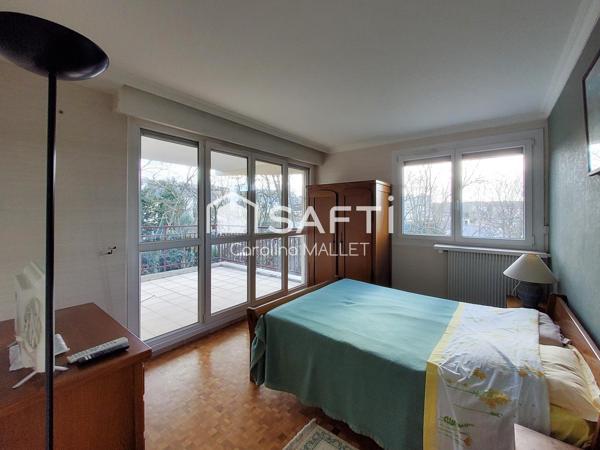 Appartement T3 proche centre-ville avec terrasses, cave et box.