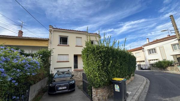 PERPIGNAN-VILLA-3FACES AVEC GARAGEDE 60 M2,3 CHAMBRES, BUREAU ET BALCONS, JARDIN DPE C