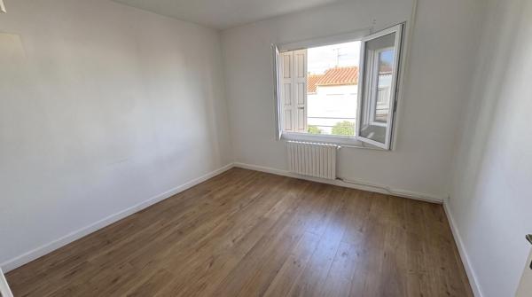 PERPIGNAN-VILLA-3FACES AVEC GARAGEDE 60 M2,3 CHAMBRES, BUREAU ET BALCONS, JARDIN DPE C