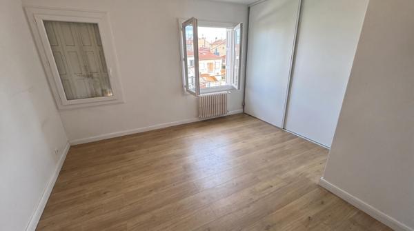 PERPIGNAN-VILLA-3FACES AVEC GARAGEDE 60 M2,3 CHAMBRES, BUREAU ET BALCONS, JARDIN DPE C