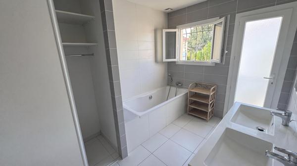 PERPIGNAN-VILLA-3FACES AVEC GARAGEDE 60 M2,3 CHAMBRES, BUREAU ET BALCONS, JARDIN DPE C