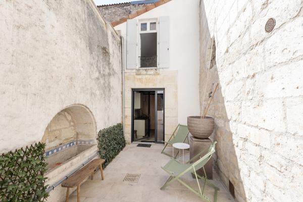 ANGOULEME PLATEAU centre historique – Élégante maison de ville de 190m² avec patio et studio indépendant