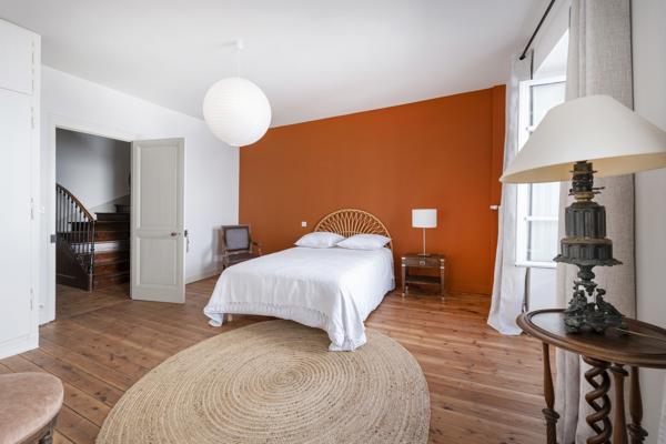 ANGOULEME PLATEAU centre historique – Élégante maison de ville de 190m² avec patio et studio indépendant