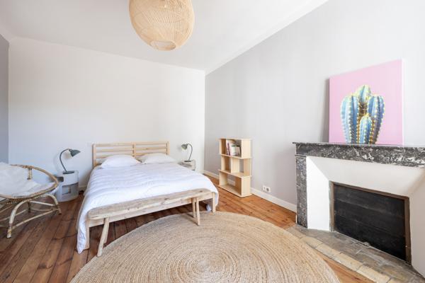 ANGOULEME PLATEAU centre historique – Élégante maison de ville de 190m² avec patio et studio indépendant
