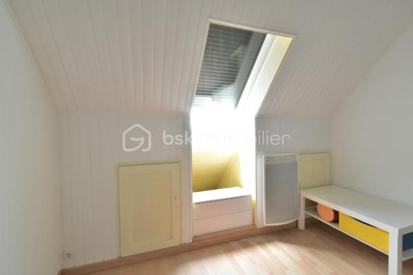 Dans un environnement calme et recherché, à proximité immédiate des écoles, commerces et transports, découvrez cette agréable maison familiale d’environ 102 m² offrant un cadre de vie fonctionnel, lumineux et prêt à vivre.

Dès l’entrée, vous serez séduits par une belle pièce de vie traversante de plus de 30 m² entièrement rénovée, idéale pour partager des moments conviviaux en famille ou entre amis. La cuisine séparée et équipée complète cet espace avec praticité.

Le rez-de-chaussée dispose également :

- d’une salle d’eau,
- de WC indépendants,
- ainsi que d’un espace buanderie pouvant facilement évoluer selon vos besoins en bureau, coin nuit ou espace de rangement complémentaire.

À l’étage, l’espace nuit propose trois chambres confortables, dont deux avec rangements, une seconde salle d’eau ainsi que des WC indépendants, offrant un quotidien pratique et bien organisé pour toute la famille.

Le sous-sol total d’environ 54 m² constitue un véritable atout : stationnement, atelier, stockage ou espace bricolage selon vos envies. Une cave vient compléter l’ensemble.

À l’extérieur, vous profiterez d’une agréable terrasse d’environ 25 m² ouverte sur un jardin arboré d’environ 700 m², véritable espace de détente au quotidien. Plusieurs abris de jardin sont présents, dont un équipé de l’électricité.

La maison bénéficie également d’équipements confortables :

- menuiseries PVC double vitrage,
- Velux avec volets roulants,
- portail motorisé,
- porte de garage motorisée.

Chaque habitation dispose de ses propres murs indépendants, garantissant tranquillité et intimité.

Le bien s’inscrit dans un ensemble à taille humaine avec un fonctionnement simple et peu contraignant, permettant de conserver un véritable esprit maison.

Les + :

- Belle pièce de vie lumineuse rénovée
- Jardin arboré d’environ 700 m²
- Terrasse d’environ 25 m²
- Sous-sol total
- 3 chambres
- Deux salles d’eau
- Maison entretenue et fonctionnelle
- Proximité immédiate des commodités

Une maison idéale pour une famille recherchant calme, extérieur et confort au quotidien.

📞 Vous souhaitez plus de renseignements et/ou convenir d'une visite ? Contactez-moi, je suis disponible 7jours/7
** OUVERT A L'INTER-CABINET