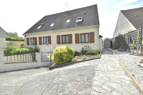 Dans un environnement calme et recherché, à proximité immédiate des écoles, commerces et transports, découvrez cette agréable maison familiale d’environ 102 m² offrant un cadre de vie fonctionnel, lumineux et prêt à vivre.

Dès l’entrée, vous serez séduits par une belle pièce de vie traversante de plus de 30 m² entièrement rénovée, idéale pour partager des moments conviviaux en famille ou entre amis. La cuisine séparée et équipée complète cet espace avec praticité.

Le rez-de-chaussée dispose également :

- d’une salle d’eau,
- de WC indépendants,
- ainsi que d’un espace buanderie pouvant facilement évoluer selon vos besoins en bureau, coin nuit ou espace de rangement complémentaire.

À l’étage, l’espace nuit propose trois chambres confortables, dont deux avec rangements, une seconde salle d’eau ainsi que des WC indépendants, offrant un quotidien pratique et bien organisé pour toute la famille.

Le sous-sol total d’environ 54 m² constitue un véritable atout : stationnement, atelier, stockage ou espace bricolage selon vos envies. Une cave vient compléter l’ensemble.

À l’extérieur, vous profiterez d’une agréable terrasse d’environ 25 m² ouverte sur un jardin arboré d’environ 700 m², véritable espace de détente au quotidien. Plusieurs abris de jardin sont présents, dont un équipé de l’électricité.

La maison bénéficie également d’équipements confortables :

- menuiseries PVC double vitrage,
- Velux avec volets roulants,
- portail motorisé,
- porte de garage motorisée.

Chaque habitation dispose de ses propres murs indépendants, garantissant tranquillité et intimité.

Le bien s’inscrit dans un ensemble à taille humaine avec un fonctionnement simple et peu contraignant, permettant de conserver un véritable esprit maison.

Les + :

- Belle pièce de vie lumineuse rénovée
- Jardin arboré d’environ 700 m²
- Terrasse d’environ 25 m²
- Sous-sol total
- 3 chambres
- Deux salles d’eau
- Maison entretenue et fonctionnelle
- Proximité immédiate des commodités

Une maison idéale pour une famille recherchant calme, extérieur et confort au quotidien.

📞 Vous souhaitez plus de renseignements et/ou convenir d'une visite ? Contactez-moi, je suis disponible 7jours/7
** OUVERT A L'INTER-CABINET
