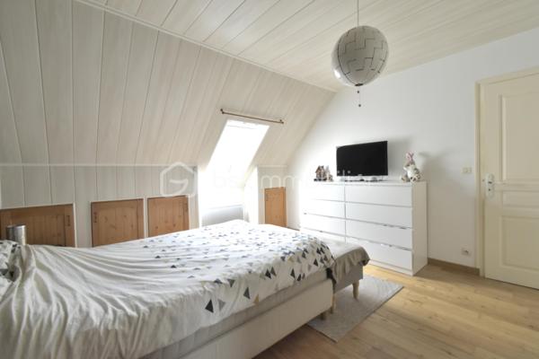 Dans un environnement calme et recherché, à proximité immédiate des écoles, commerces et transports, découvrez cette agréable maison familiale d’environ 102 m² offrant un cadre de vie fonctionnel, lumineux et prêt à vivre.

Dès l’entrée, vous serez séduits par une belle pièce de vie traversante de plus de 30 m² entièrement rénovée, idéale pour partager des moments conviviaux en famille ou entre amis. La cuisine séparée et équipée complète cet espace avec praticité.

Le rez-de-chaussée dispose également :

- d’une salle d’eau,
- de WC indépendants,
- ainsi que d’un espace buanderie pouvant facilement évoluer selon vos besoins en bureau, coin nuit ou espace de rangement complémentaire.

À l’étage, l’espace nuit propose trois chambres confortables, dont deux avec rangements, une seconde salle d’eau ainsi que des WC indépendants, offrant un quotidien pratique et bien organisé pour toute la famille.

Le sous-sol total d’environ 54 m² constitue un véritable atout : stationnement, atelier, stockage ou espace bricolage selon vos envies. Une cave vient compléter l’ensemble.

À l’extérieur, vous profiterez d’une agréable terrasse d’environ 25 m² ouverte sur un jardin arboré d’environ 700 m², véritable espace de détente au quotidien. Plusieurs abris de jardin sont présents, dont un équipé de l’électricité.

La maison bénéficie également d’équipements confortables :

- menuiseries PVC double vitrage,
- Velux avec volets roulants,
- portail motorisé,
- porte de garage motorisée.

Chaque habitation dispose de ses propres murs indépendants, garantissant tranquillité et intimité.

Le bien s’inscrit dans un ensemble à taille humaine avec un fonctionnement simple et peu contraignant, permettant de conserver un véritable esprit maison.

Les + :

- Belle pièce de vie lumineuse rénovée
- Jardin arboré d’environ 700 m²
- Terrasse d’environ 25 m²
- Sous-sol total
- 3 chambres
- Deux salles d’eau
- Maison entretenue et fonctionnelle
- Proximité immédiate des commodités

Une maison idéale pour une famille recherchant calme, extérieur et confort au quotidien.

📞 Vous souhaitez plus de renseignements et/ou convenir d'une visite ? Contactez-moi, je suis disponible 7jours/7
** OUVERT A L'INTER-CABINET