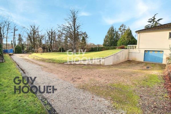 5 km de Bernay, dans un petit hameau , 6 minutes en voiture de la gare