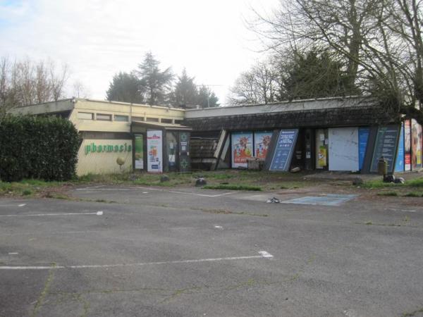 A vendre local commercial de 258 m2 à rénover à ST DENIS DE PILE