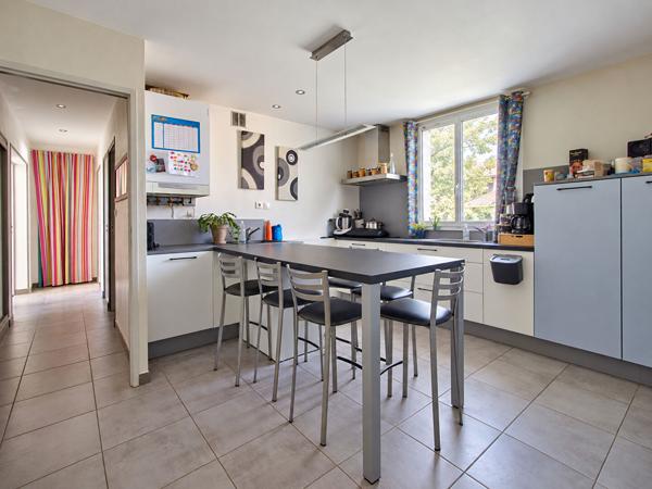 AGEN - Appartement traversant de 92 m² dans une résidence sécurisée, composée de 3 chambres, balcon, loggia et garage