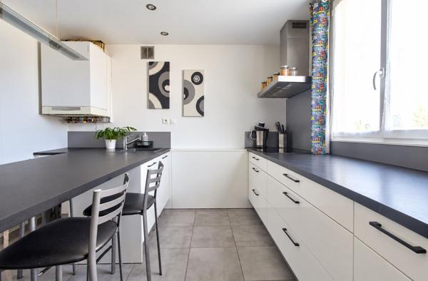 AGEN - Appartement traversant de 92 m² dans une résidence sécurisée, composée de 3 chambres, balcon, loggia et garage