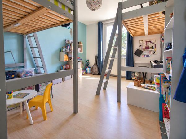 AGEN - Appartement traversant de 92 m² dans une résidence sécurisée, composée de 3 chambres, balcon, loggia et garage